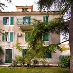 Adora Luxury Split